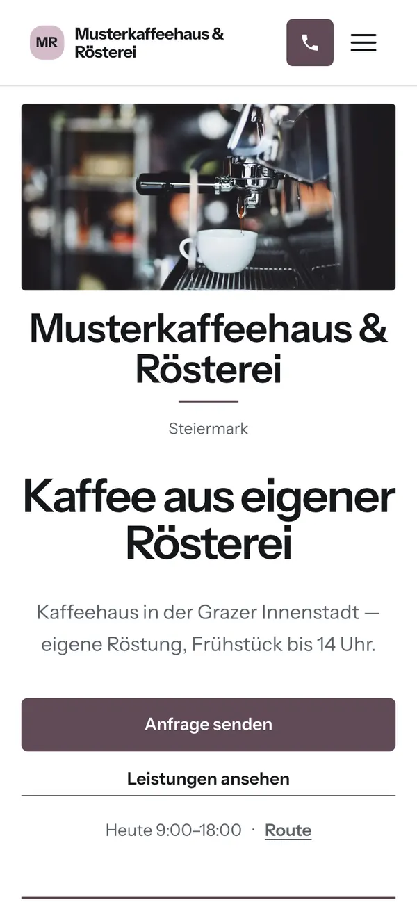 Dieselbe Beispiel-Seite des fiktiven Betriebs am Handy