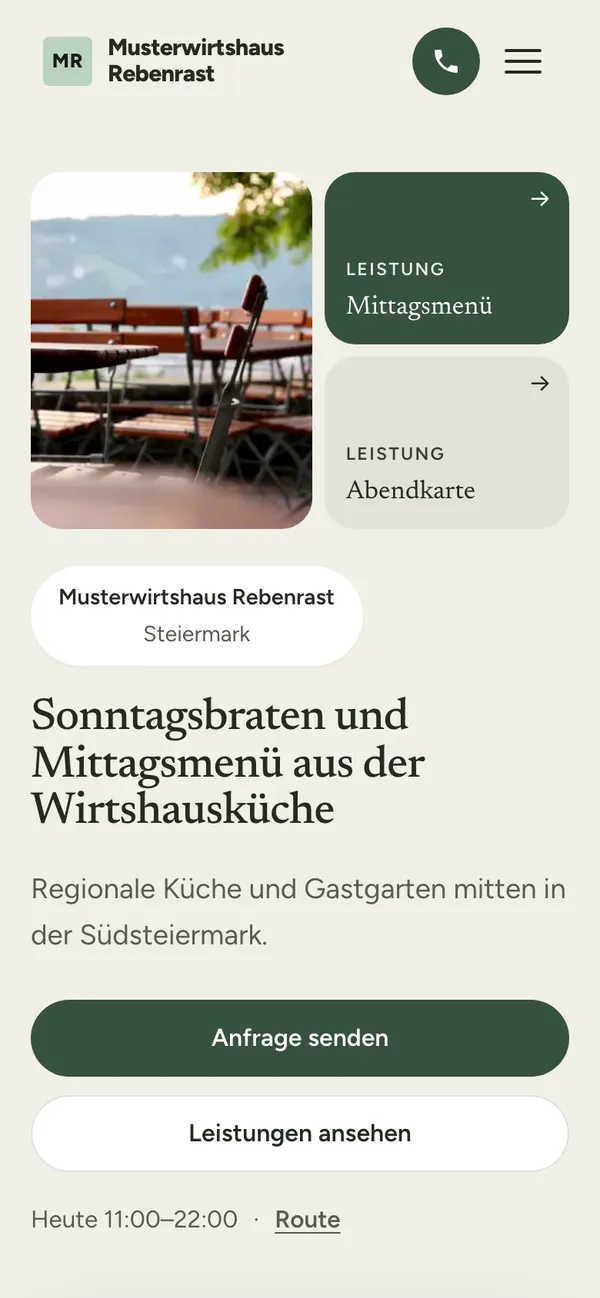 Dieselbe Beispiel-Seite des fiktiven Betriebs am Handy