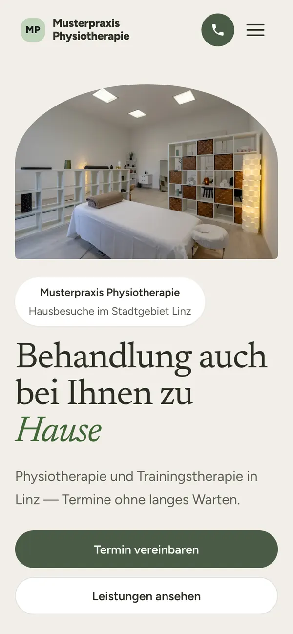 Dieselbe Beispiel-Seite des fiktiven Betriebs am Handy