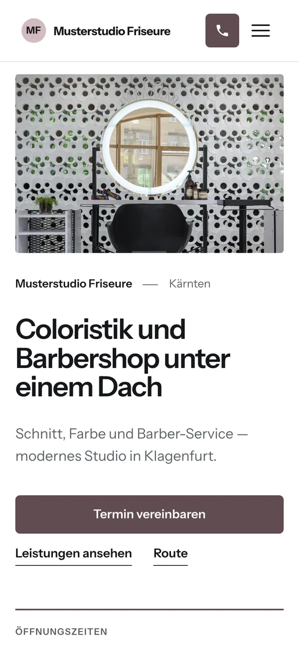 Dieselbe Beispiel-Seite des fiktiven Betriebs am Handy