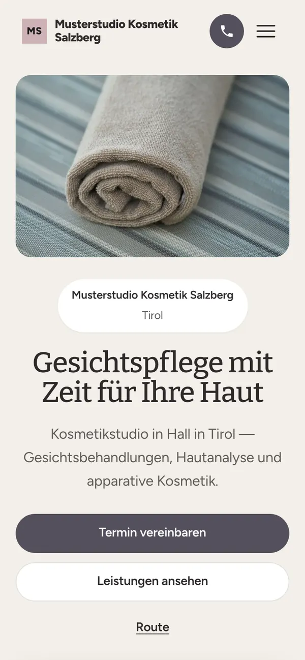Dieselbe Beispiel-Seite des fiktiven Betriebs am Handy