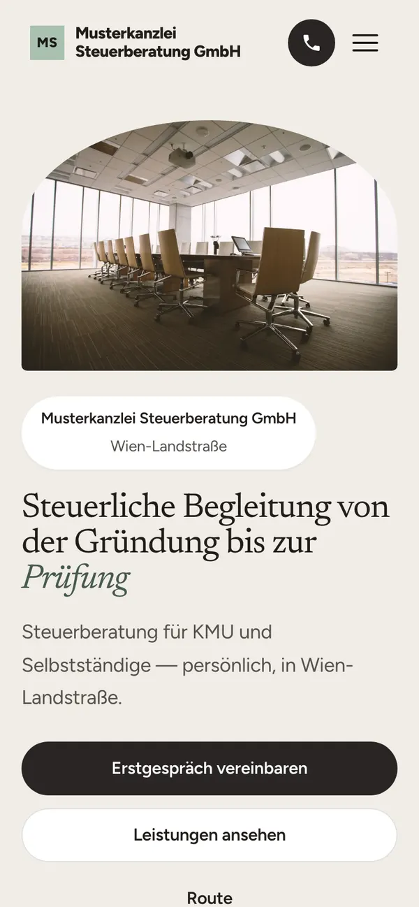 Dieselbe Beispiel-Seite des fiktiven Betriebs am Handy